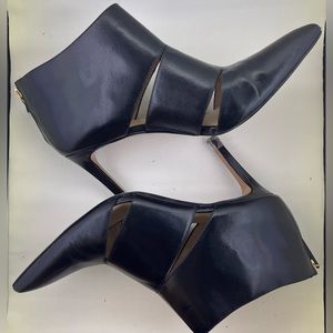 Nine West EmmaJean highheel bootie. Leather with gold back zipper. EUC. Size 11.